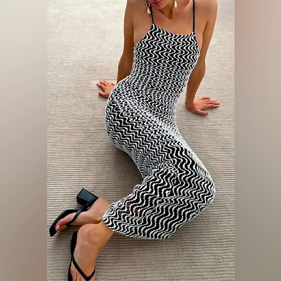 NA-KD Black and White Structured Maxi Dress - Picture 1 of 7